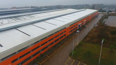 fabrikaren kanpoaldean